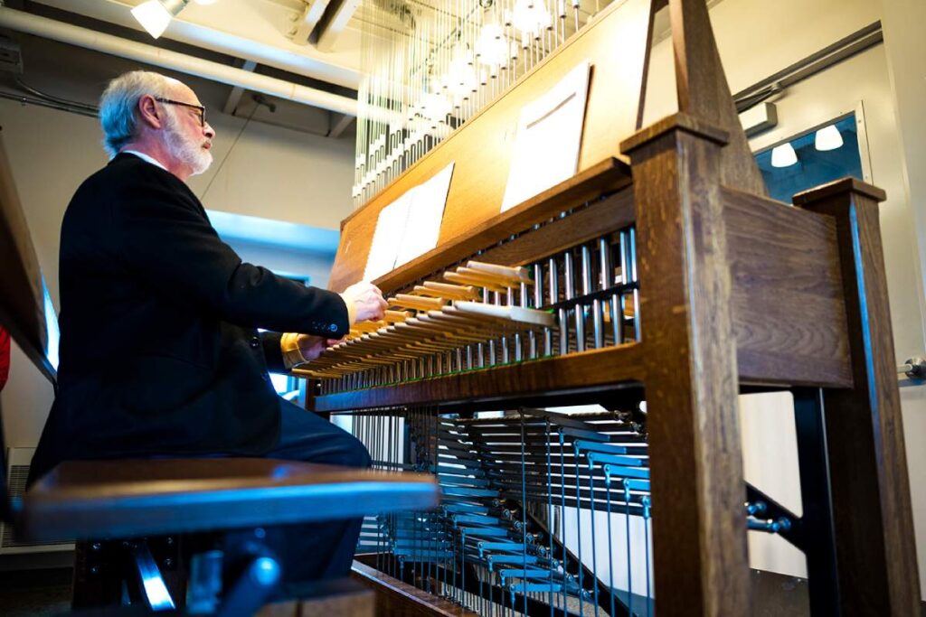 Carillon player - carillonneur PIC800